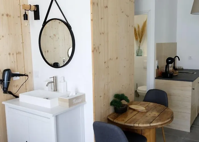 לינה וארוחת בוקר Le Cocon De Lily Saint-Savin (Gironde)